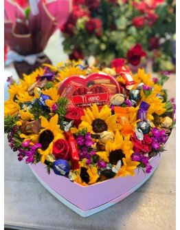 Kalpli Kutuda Çikolata ve Çiçekler