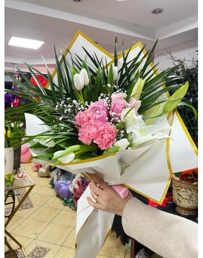 Pembe ve Beyaz Çiçek Buketi