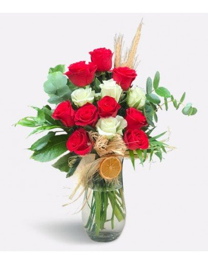 Silindir Vazoda Kırmızı ve Beyaz Güller