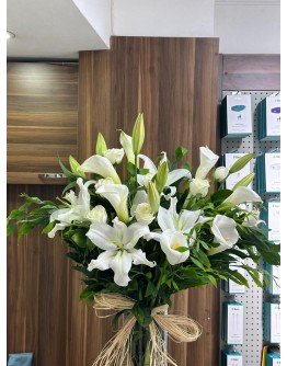 Lilyum Beyaz Gül ve Gala Çiçeği Buketi