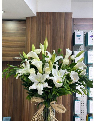 Lilyum Beyaz Gül ve Gala Çiçeği Buketi