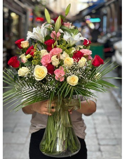 Cam Vazoda Renkli Gül Aranjmanı