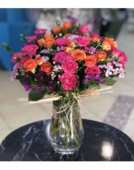 Cam Vazosunda Renkli Güller