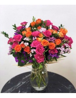 Cam Vazosunda Renkli Güller