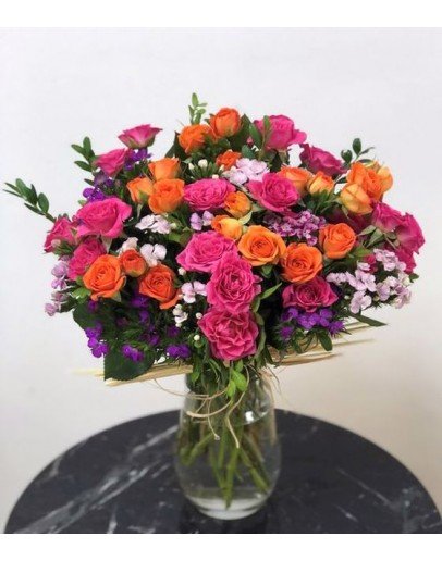 Cam Vazosunda Renkli Güller