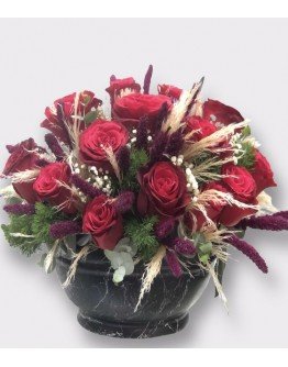 Dekoratif Vazosunda Kırmızı Güller