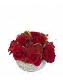 Desenli Taş Saksısında Kırmızı Güller