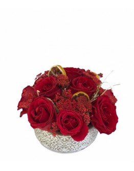 Desenli Taş Saksısında Kırmızı Güller