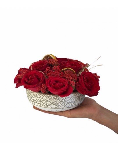 Desenli Taş Saksısında Kırmızı Güller